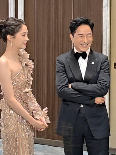 幸福的一家人,爸爸郭晓东和女儿关晓彤在一旁聊天等待正在拍照的妈妈蒋欣!