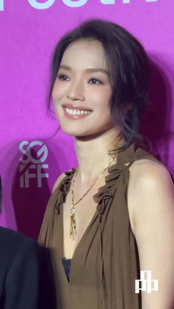舒淇一袭褐色吊带裙，镜头前笑容灿烂超圈粉