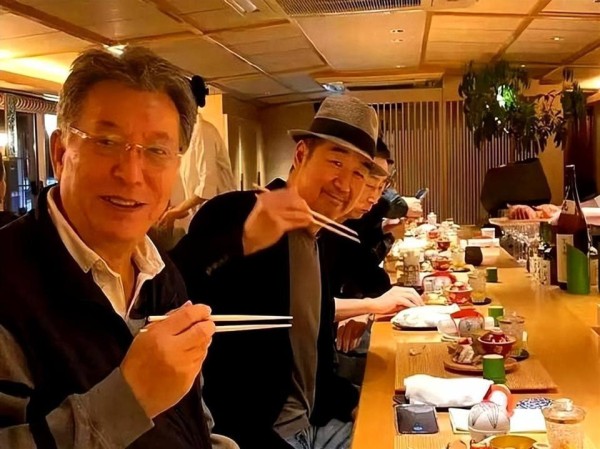 张国立与妻子同好友聚餐，头顶白发老态明显，邓婕气质依旧优雅