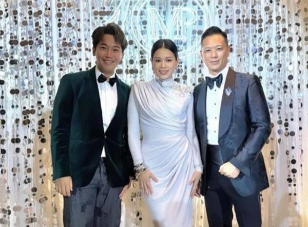 婚变谣言碎一地!胡杏儿李乘德派对牵手唱情歌,穿搭争议引热议