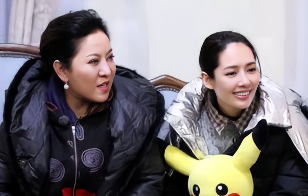 郭碧婷遭遇路人街拍,眼窝深陷头发秃,儿子倒地打滚像向佐