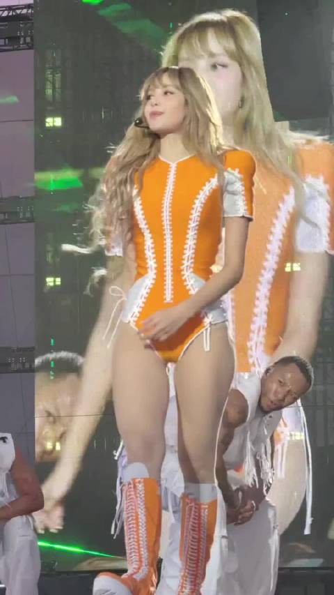 Lisa演唱会的穿搭越来越大胆了?