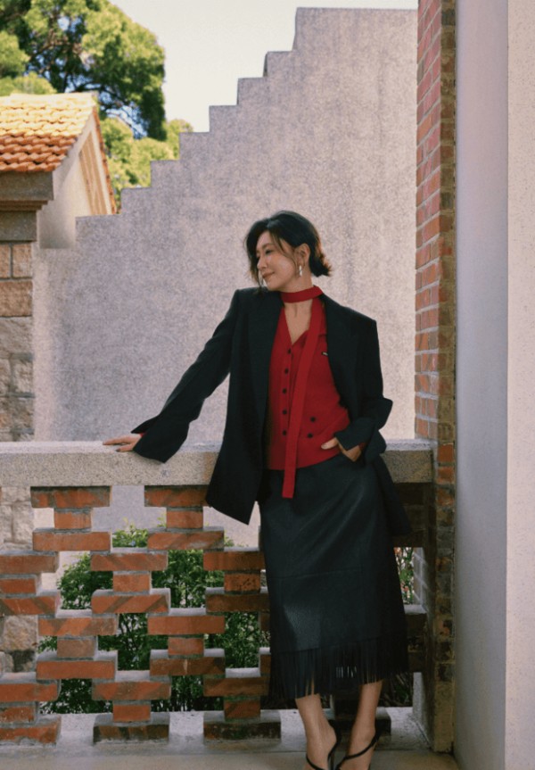 贾静雯站石阶旁身姿随性，阳光里气场超足。