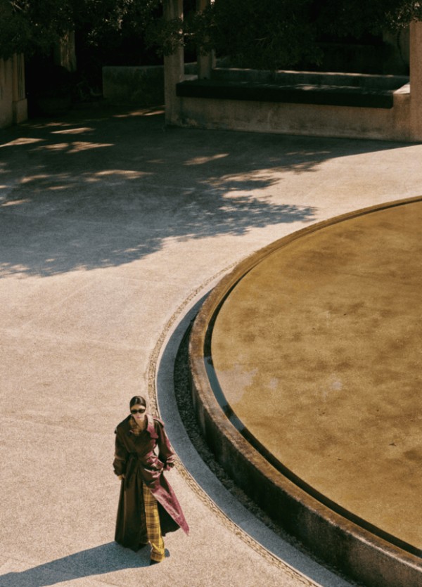 贾静雯一身风衣造型，酷飒飘逸。