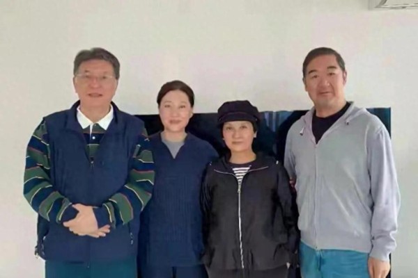 张国立携邓婕赴天津友人之约,穿着朴素无明星架子,画面温馨和谐