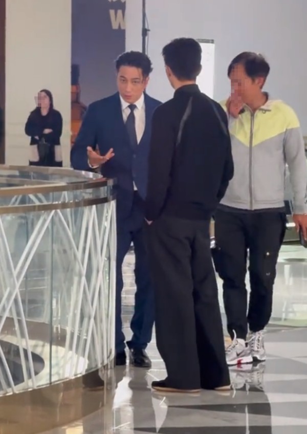 偶遇张智霖,54岁身姿挺拔气质更绝,小8岁吴卓羲站身旁都像保镖