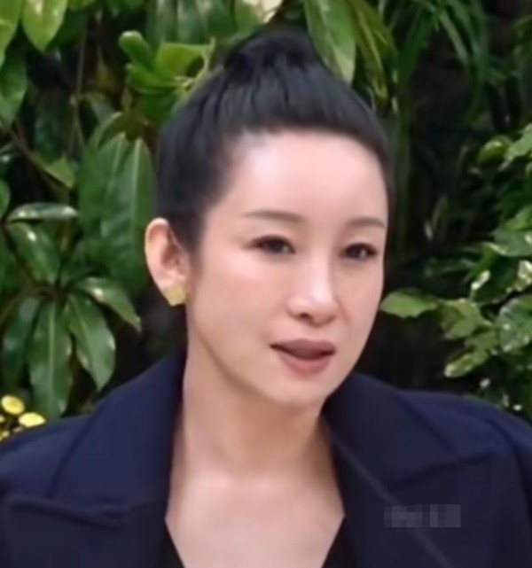 47岁秦海璐变样:满脸褶子脸松垮,白发藏不住,身材瘦的像老太太