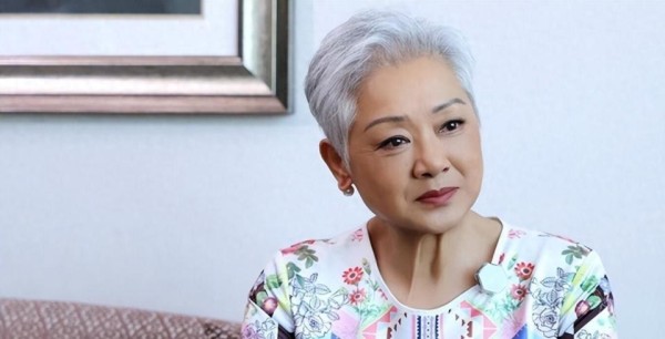 叶丽仪现状：78岁还出来唱歌，孙子瘫痪15年，丈夫是她余生的依靠