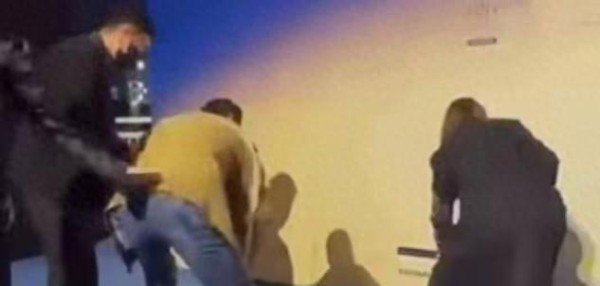 这个世界上我最想不通的人 ，就是任达华了，明明他都70岁的人了