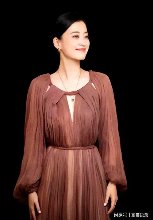 官媒发文50岁梅婷再破天花板,让章子怡和整个娱乐圈“沉默”了
