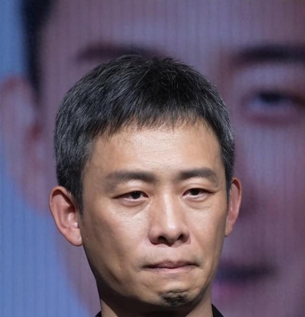 张译47岁白发抢眼,事业巅峰下的选择与人生况味