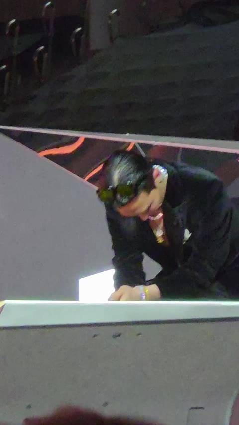 权志龙坐在MAMA嘉宾席