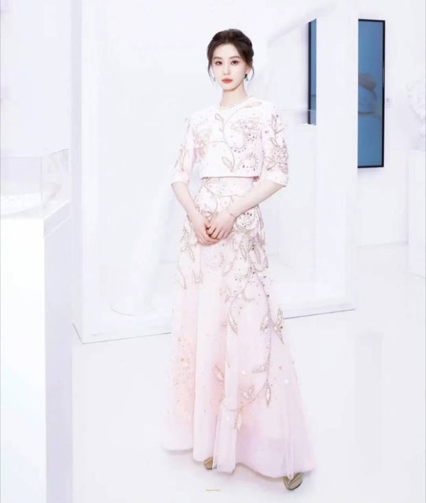 刘诗诗体态优雅。