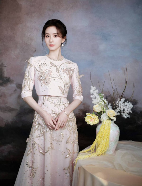 刘诗诗大气优雅。