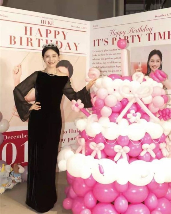 五十岁依旧优雅！胡可晒美照庆生，感慨被爱环绕