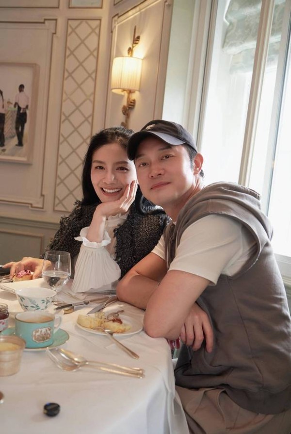胡可与老公沙溢昔日恩爱合照。