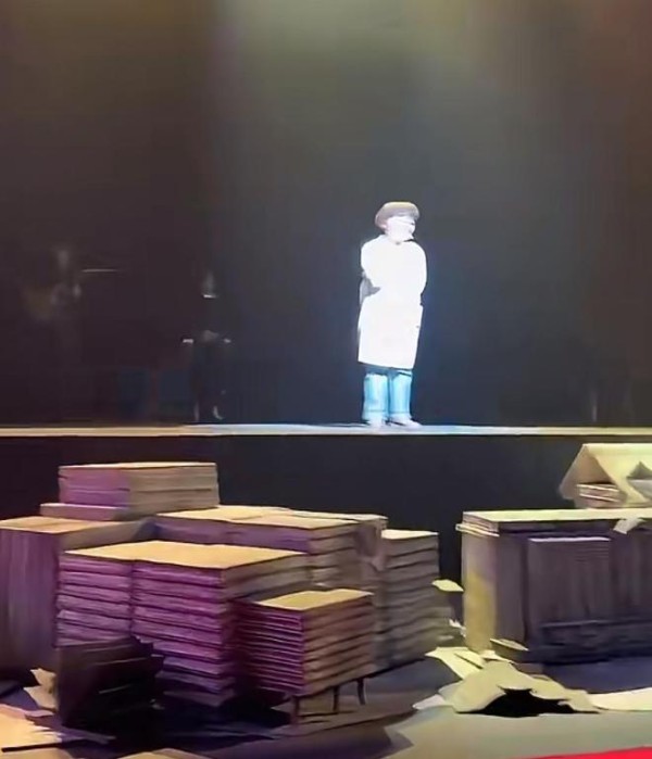 徐峥回上戏参加80周年校庆,被理发阿姨调侃没机会赚他钱,好有梗