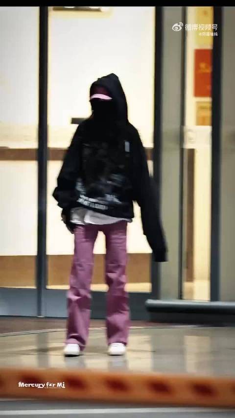 杨幂2025年末机场私服亮相,黑卫衣白T撞色紫裤飒爽吸睛