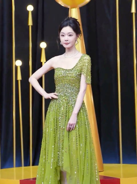 皮肤白皙的宋轶看起来好有气质,女神走红毯知性优雅!