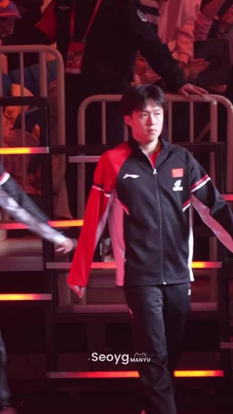 混团开幕场入场,孩子又走错了 王曼昱