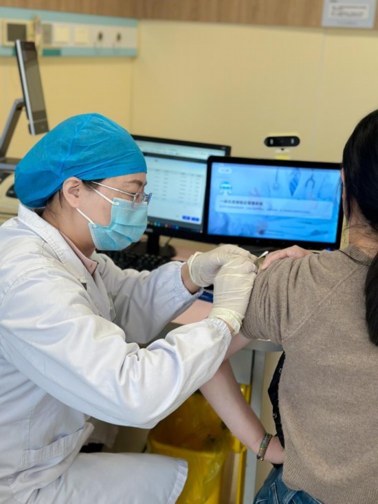 居民在杭州市小河湖墅街道社区卫生服务中心接种流感疫苗。（受访者供图）