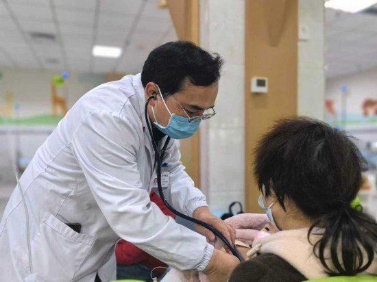 长沙市第四医院儿科医生为流感患儿进行体格检查。（受访者供图）