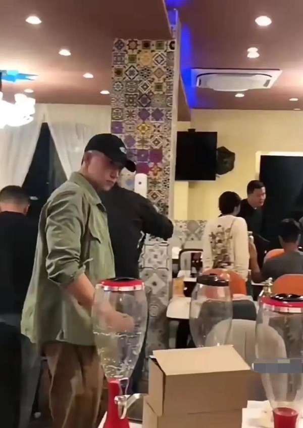 黄景瑜在小酒馆被偶遇，双拳紧握两颊绯红，微醺的样子好萌好可爱