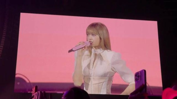 Blackpink演唱会Day3拍到娇羞的王思聪了