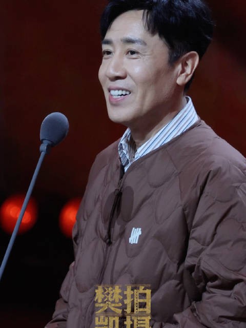 穿休闲羽绒服颁奖也这么帅的男人，低调温和的于和伟老师