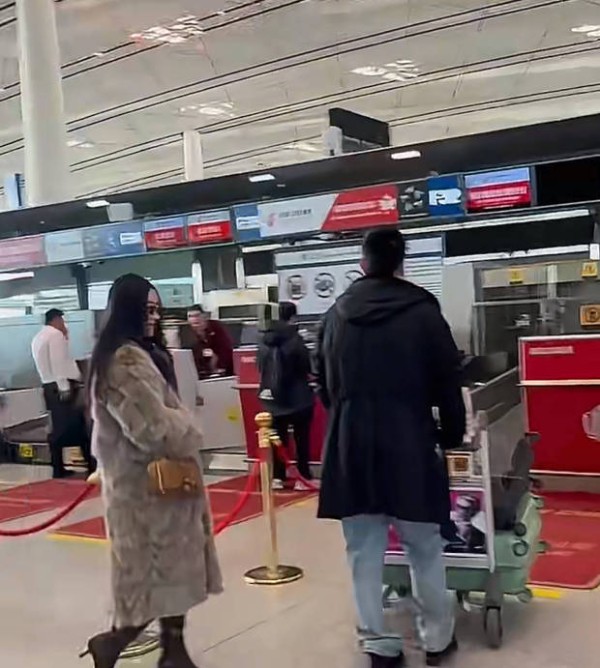 杜江霍思燕外出被偶遇 夫妻牵手氛围甜蜜