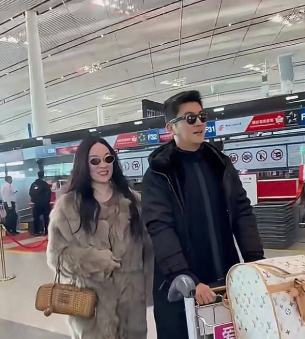 霍思燕杜江并排行走,开心甜蜜。