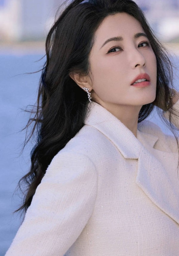 曾黎手捧椰子甜笑超明媚，窈窕身姿尽显万种风情