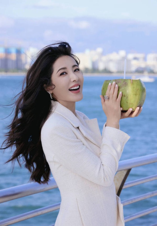 曾黎手捧椰子笑容好甜。