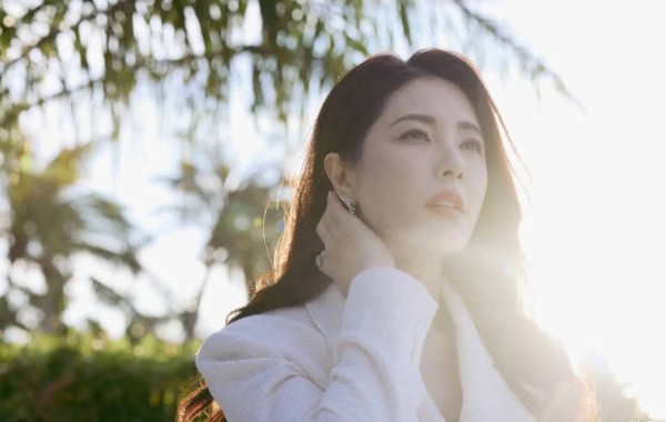 曾黎优雅温婉。