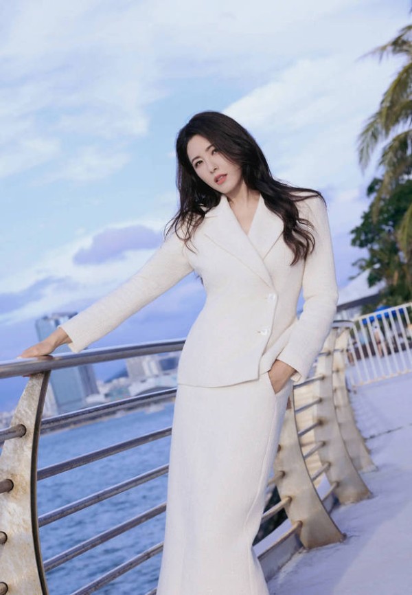 曾黎穿白色套装气质超好。