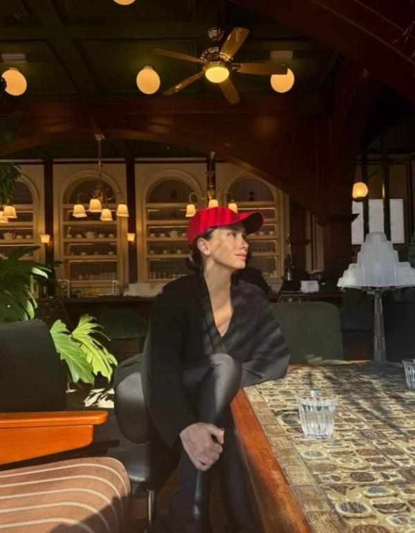 卢靖姗产后一个月出门,刚生完娃穿一身黑并不显瘦,但脸是真美