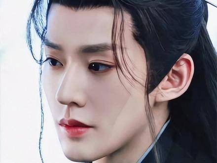 在绝美的树影下，额头轻触间流转着无声的深情