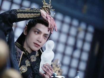 弹弹烬此刻活脱脱一个为爱痴狂的小怨妇，情绪拉满