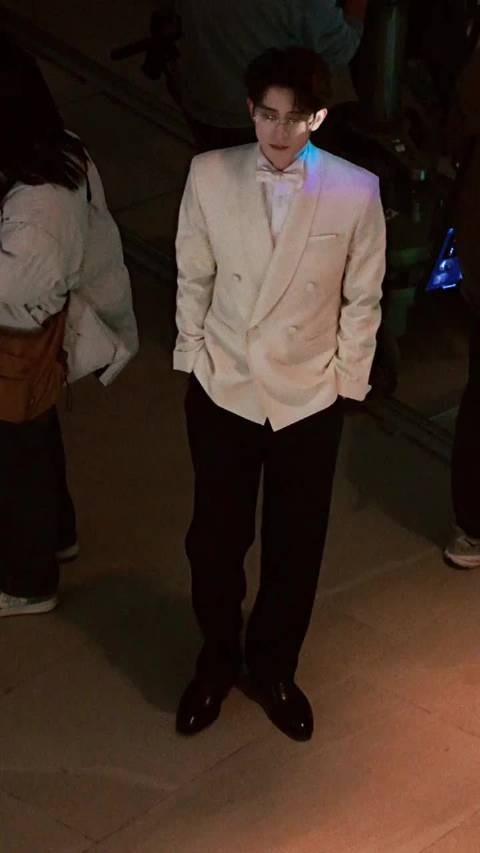 woc 不中了 敖瑞鹏这套白马王子惊为天人