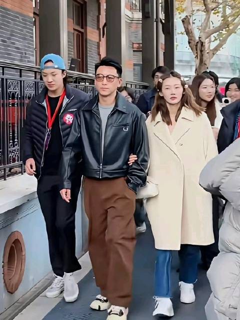 郑恺综艺谈家庭理财称负责挣钱，苗苗产后获丈夫贴心支持