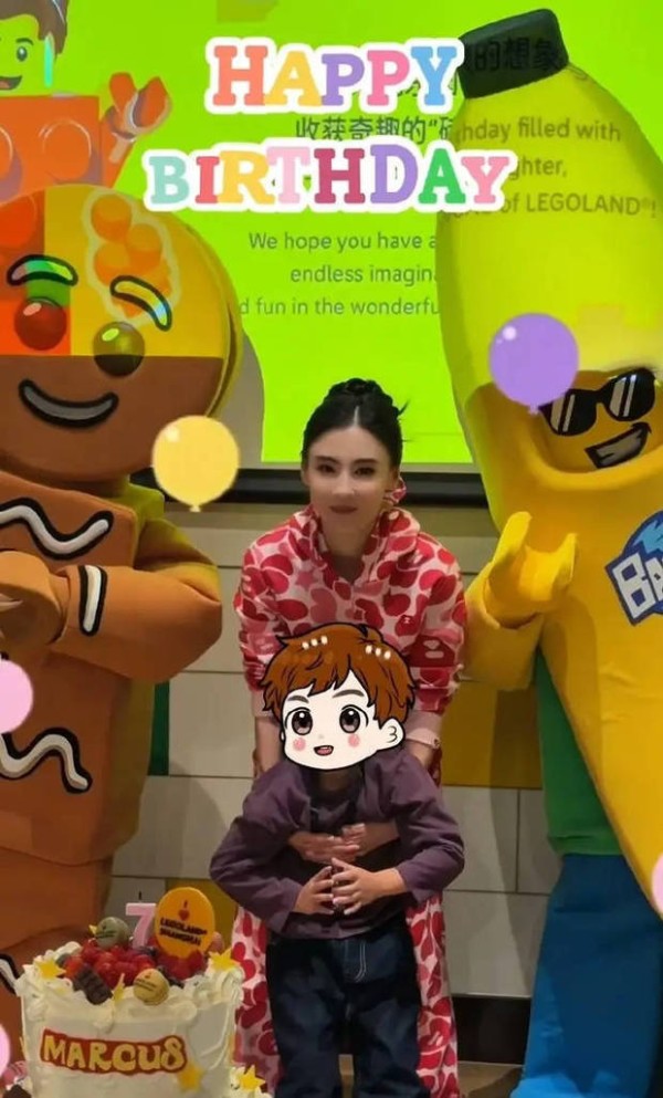 张柏芝洋溢着幸福的笑容。