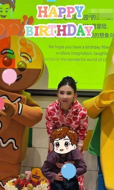 张柏芝母爱满满。