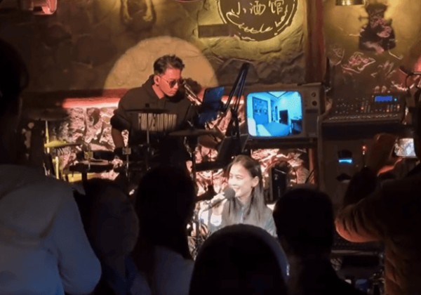 黄圣依大理旅游被偶遇！素颜酒馆唱歌，不施粉黛依旧美翻