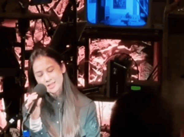 黄圣依面露温柔笑容，心情愉悦。