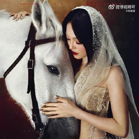 张韶涵新专辑封面曝光，与白马依偎展故事感