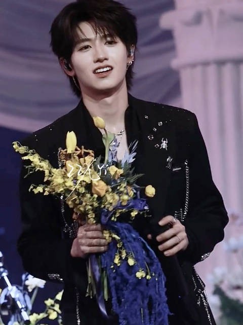 朱志鑫生日会深情告白粉丝,偶像剧桥段弱爆了