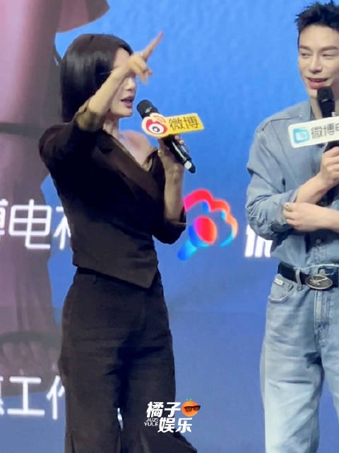 秦岚说粤语手舞足蹈萌翻网友