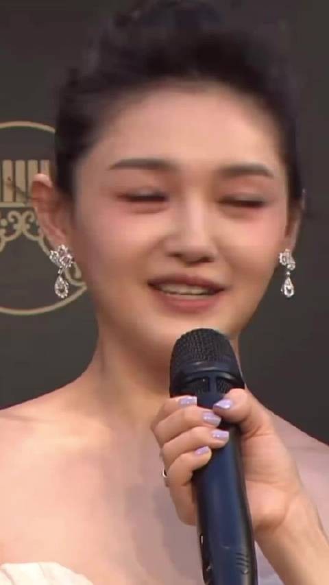 具俊晔携友人赴大S墓地日常探望，痴情守候一年未返韩工作