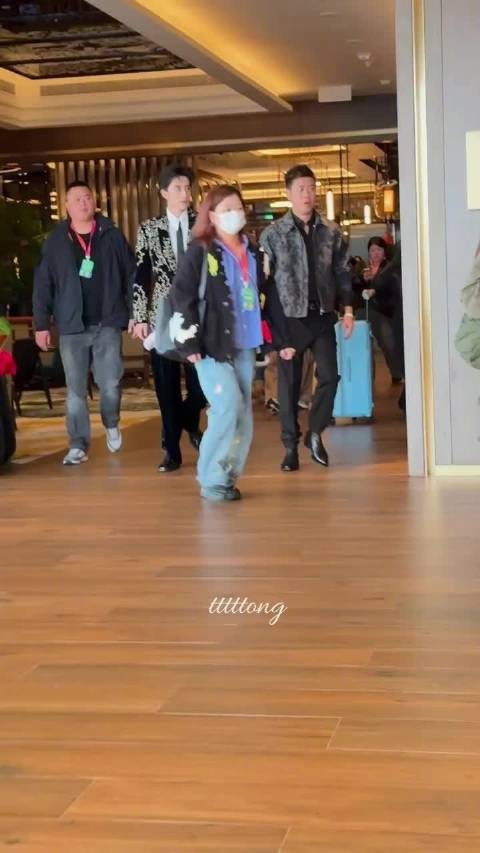 敖瑞鹏亮相尖叫之夜,大长腿吸睛