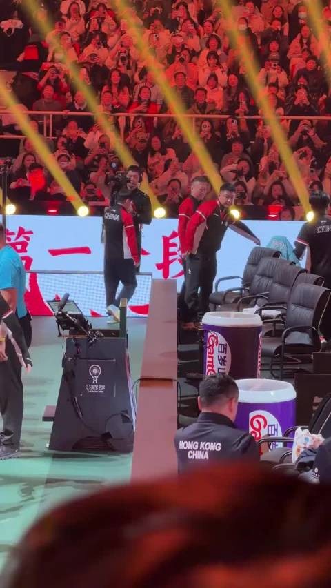 莎头混双揭幕战换衣服 看到头头开箱子.莎莎拿包包！我就知道是沙头混双